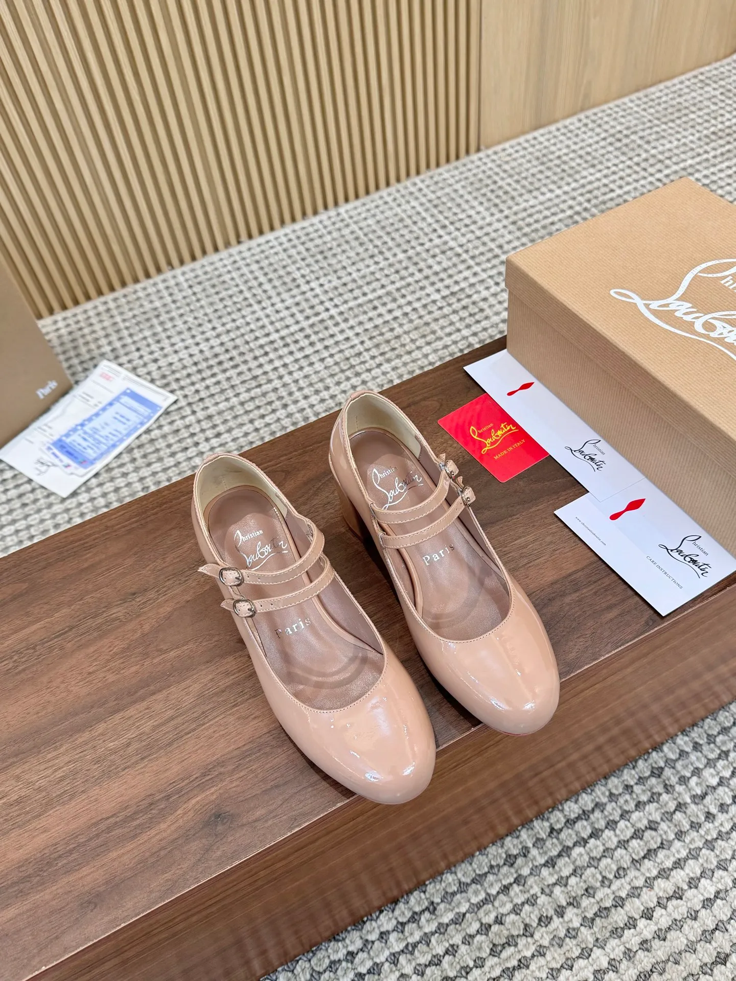 👟👟Ex-factory price 480👟👟 Genuine leather sole +40 Year-round shipment💝Christian Louboutin CL👠 "Patent Leather Series" Noble and luxurious, real blingbling✨ Real materials, all customized by the pattern maker, and the materials are made of original customized materials to achieve the taste of the original 6 color options💍Upper: Imported👉cow patent leather💪 Lining: Sheepskin foot pad/lining Size: 34-40.41.42 Heel height: 6.5cm